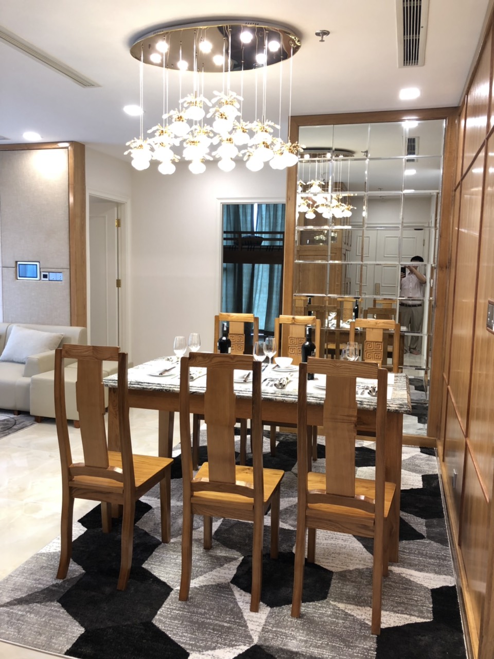 cho thuê căn hộ 3 pn full nội thất đẹp tòa AQua4 dự án Vinhome Golden River ( LH: Ms Trâm: 0385777071) 